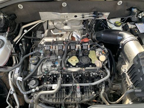 Used 2025 Volkswagen Atlas Cross Sport SE image 32