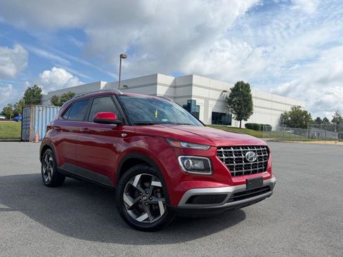 Used 2023 Hyundai Venue SEL FWD image 2