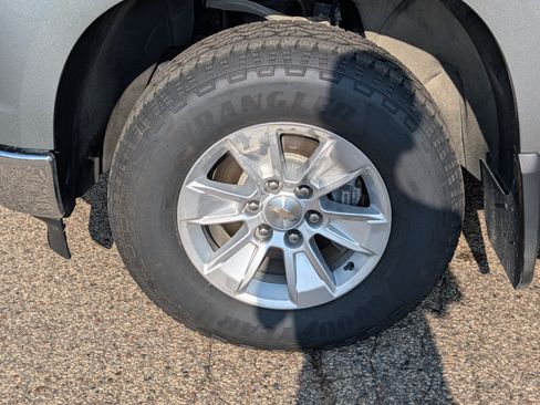Used 2023 Chevrolet Silverado 1500 LT AWD/4WD image 7