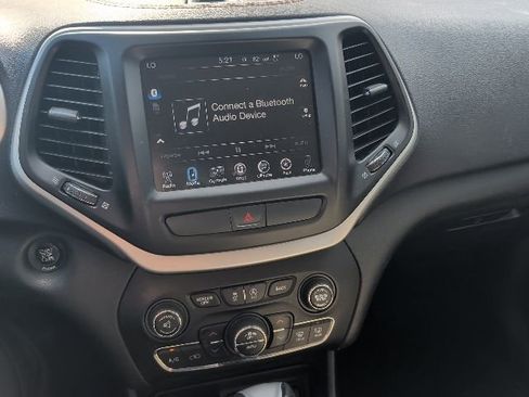 Used 2015 Jeep Cherokee Limited w/ Luxury Group AWD/4WD image 16