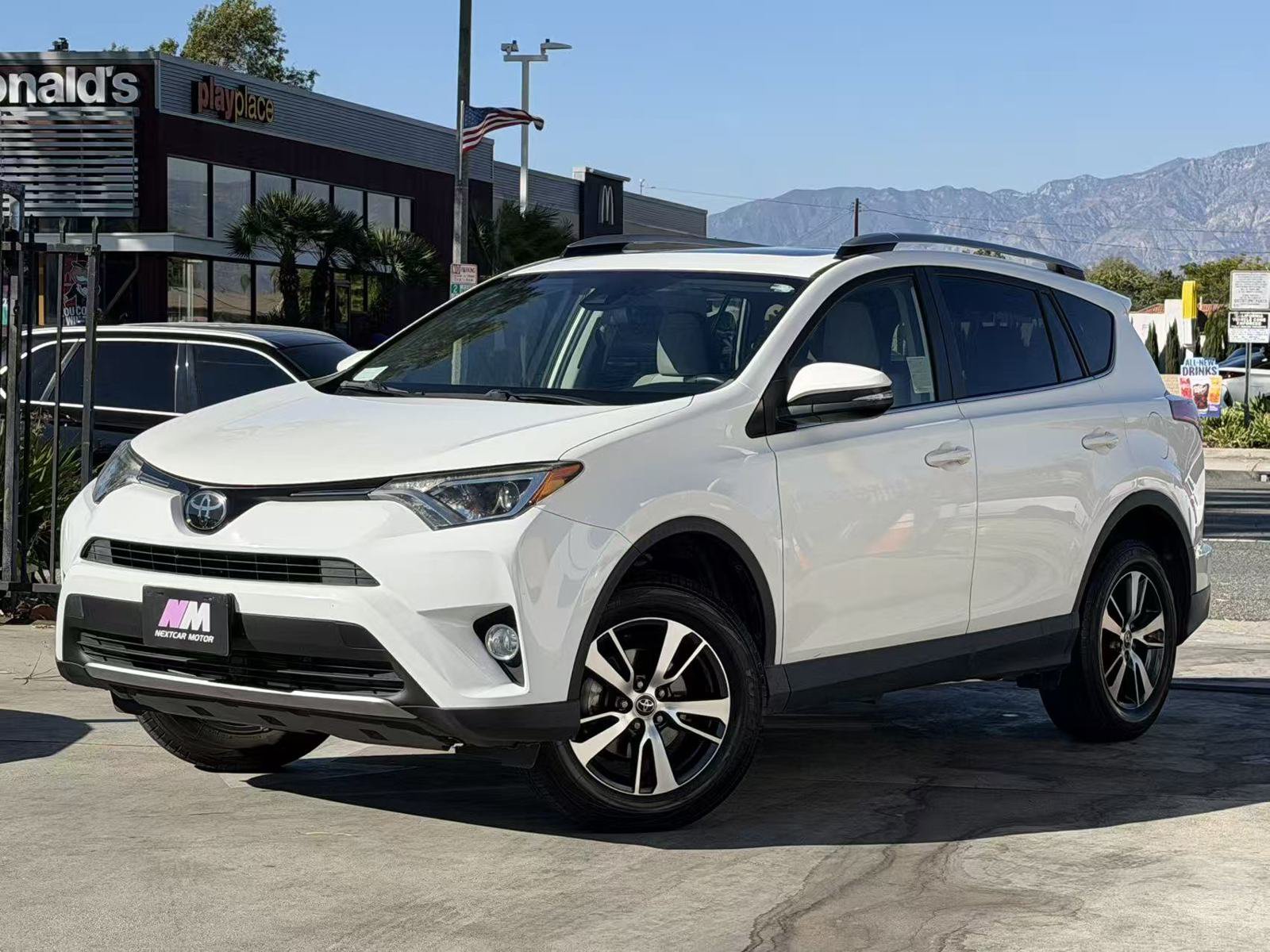 Used 2018 Toyota RAV4 XLE FWD image 2