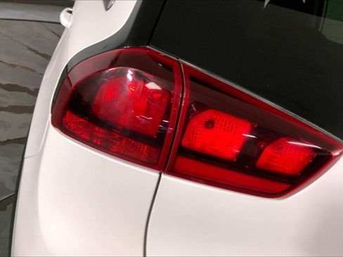 Used 2020 Kia Niro LX FWD image 27