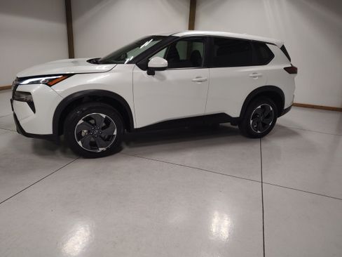 Used 2024 Nissan Rogue SV AWD/4WD image 4