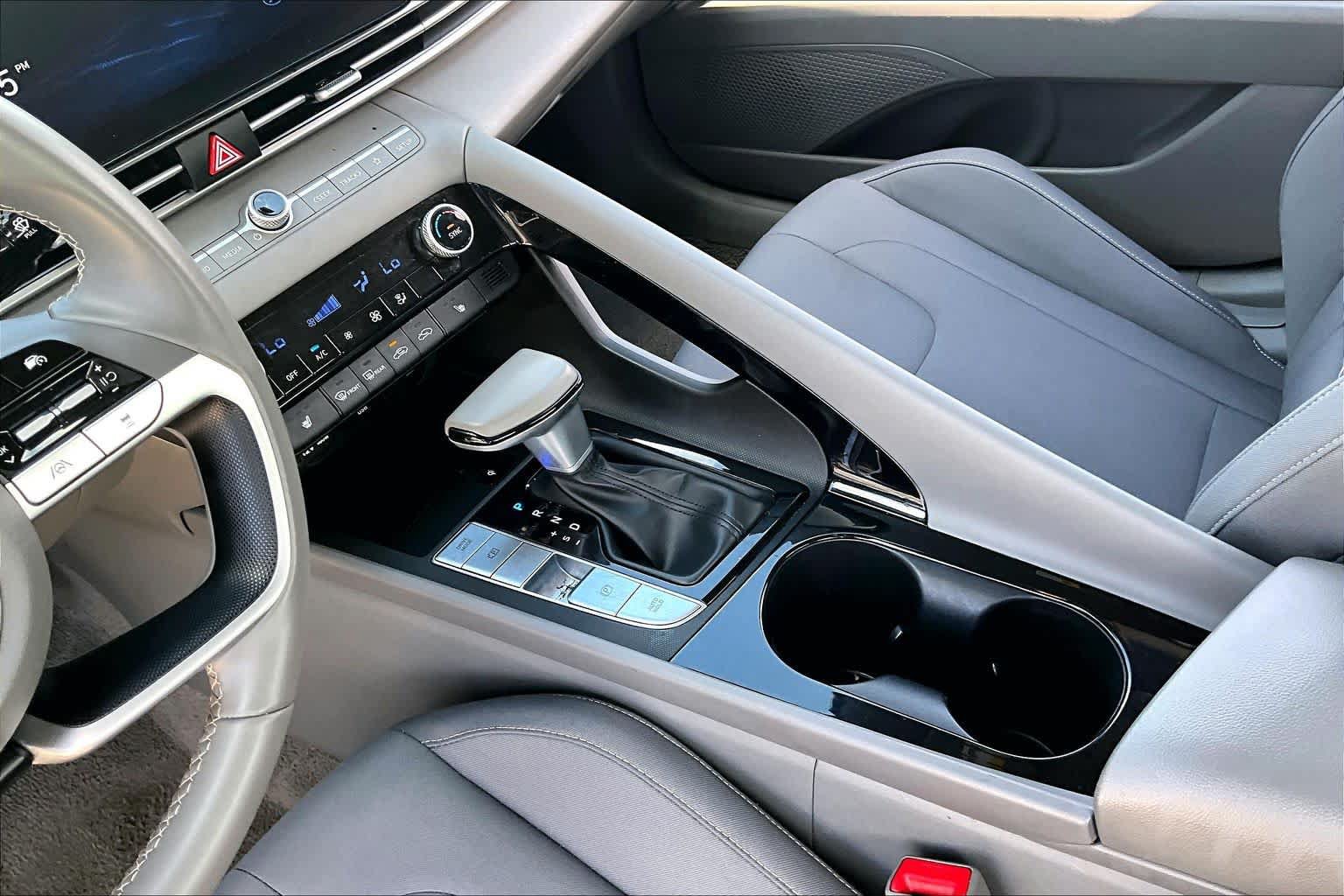 Certified 2025 Hyundai Elantra SEL FWD image 17