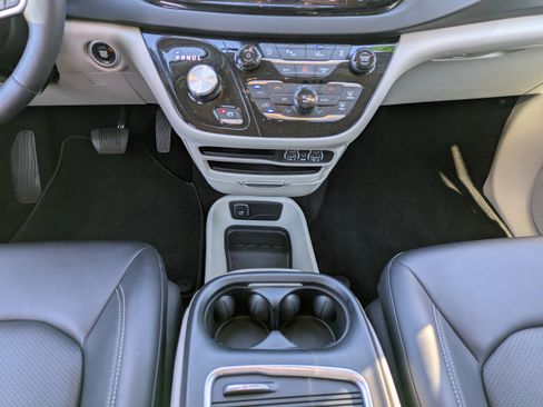 Used 2024 Chrysler Pacifica Touring-L image 18