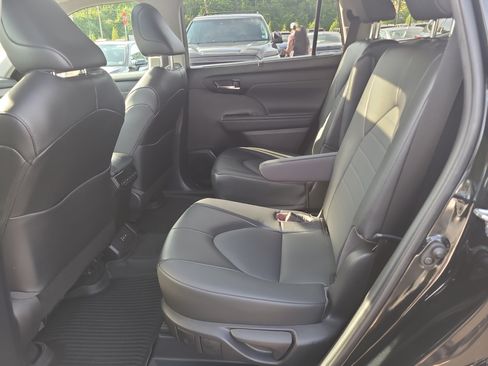 Used 2022 Toyota Highlander XLE AWD/4WD image 28