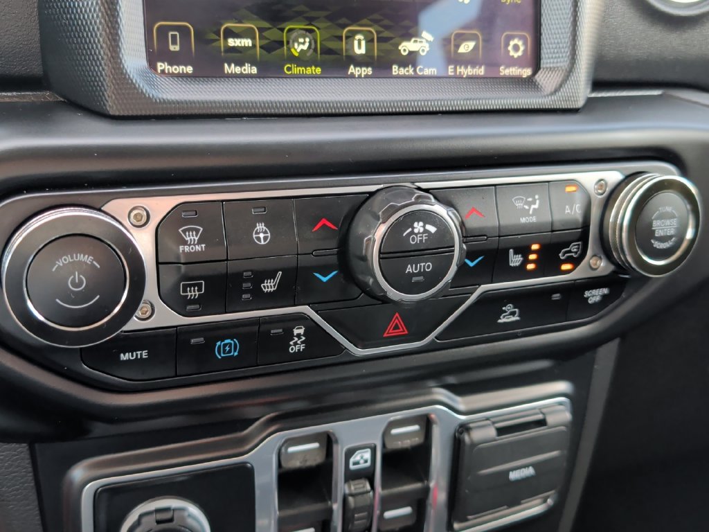 Used 2022 Jeep Wrangler Unlimited Sahara w/ Cold Weather Group AWD/4WD image 23