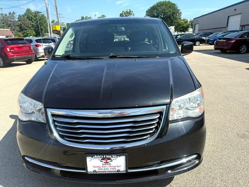 Used 2013 Chrysler Town & Country Touring image 4