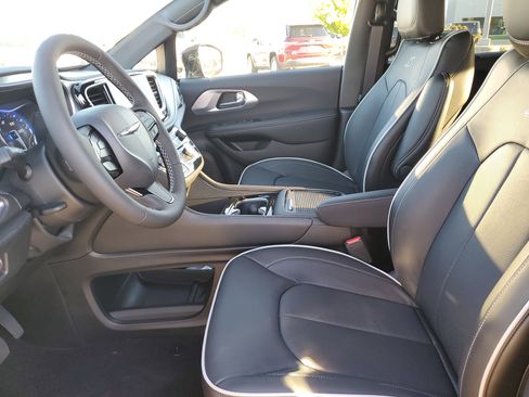 New 2026 Chrysler Pacifica Limited w/ S Appearance Package image 17