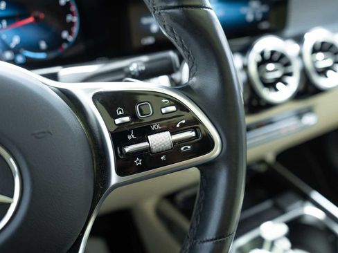 Used 2022 Mercedes-Benz GLB 250 image 19