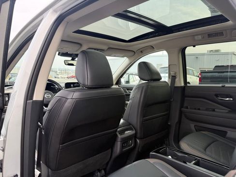 Used 2023 Nissan Pathfinder Platinum image 9