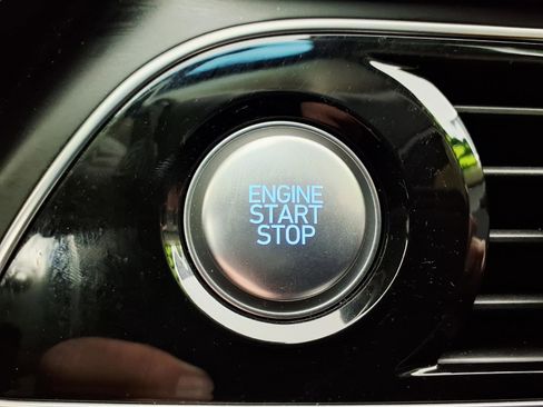Certified 2022 Genesis G70 3.3T RWD image 23