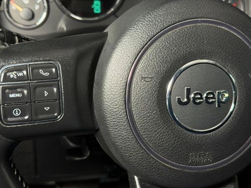 Used 2015 Jeep Wrangler Unlimited Rubicon w/ Connectivity Group AWD/4WD image 16