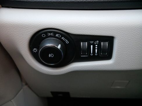 Used 2023 Chrysler Pacifica Touring-L image 26