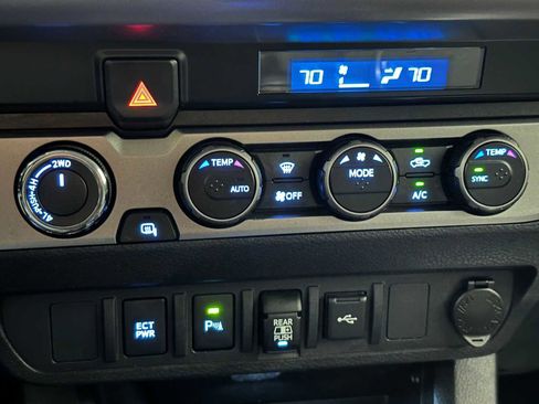 Used 2021 Toyota Tacoma SR5 AWD/4WD image 15