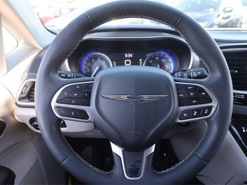 Used 2024 Chrysler Pacifica Touring-L image 12