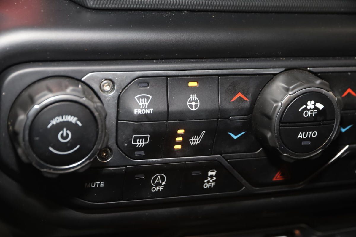 Used 2022 Jeep Gladiator Rubicon w/ Cold Weather Group AWD/4WD image 8