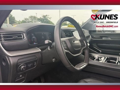 Used 2024 Jeep Wagoneer L Series II w/ Flexible Seating Group AWD/4WD image 41