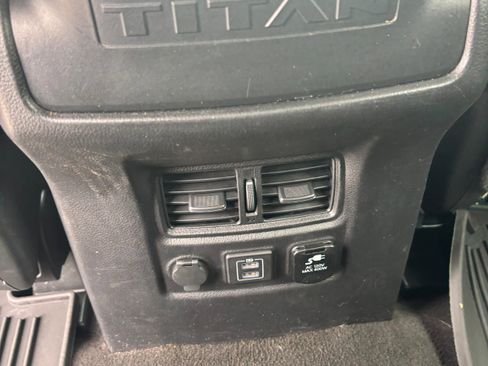Used 2019 Nissan Titan SL image 12