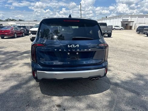 Used 2024 Kia Telluride EX w/ EX Captain's Chair Package FWD image 6