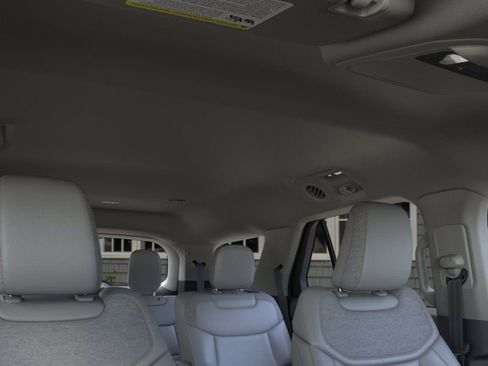 Used 2025 Ford Explorer Active w/ Active Comfort Package RWD image 22