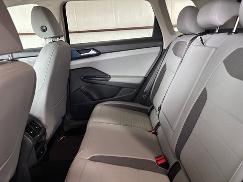 Used 2024 Volkswagen Taos SE image 12