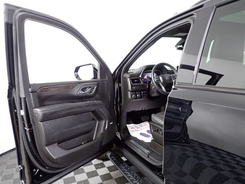 Used 2023 Chevrolet Tahoe Z71 w/ Z71 Off-Road Package AWD/4WD image 22