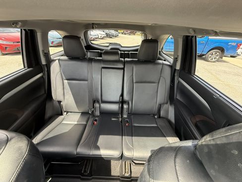 Used 2019 Toyota Highlander XLE image 19