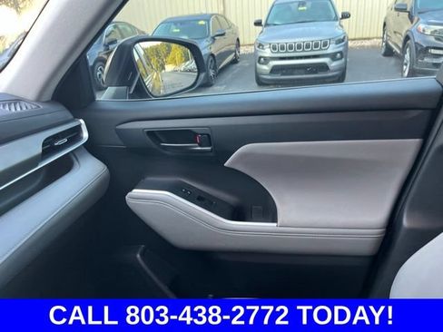 Used 2024 Toyota Highlander LE FWD image 29