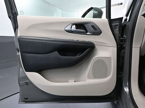 Used 2022 Chrysler Pacifica Touring-L image 19