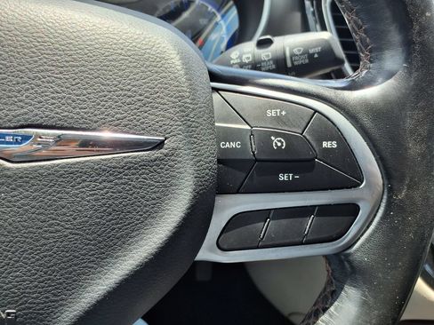 Used 2020 Chrysler Pacifica Touring-L w/ Tire & Wheel Group FWD image 30