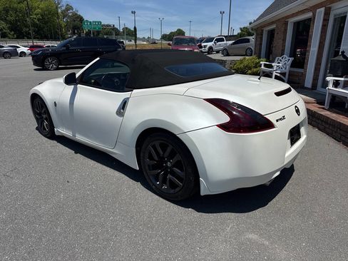 Used 2015 Nissan 370Z Touring RWD image 32