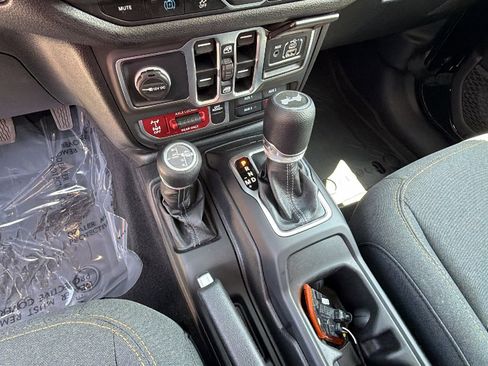 Used 2025 Jeep Wrangler Willys AWD/4WD image 26