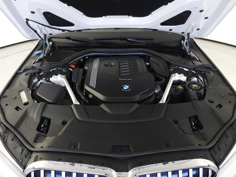 Used 2022 BMW 740i w/ Premium Package image 6