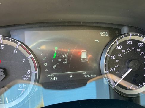Used 2023 Toyota Highlander XLE FWD image 9