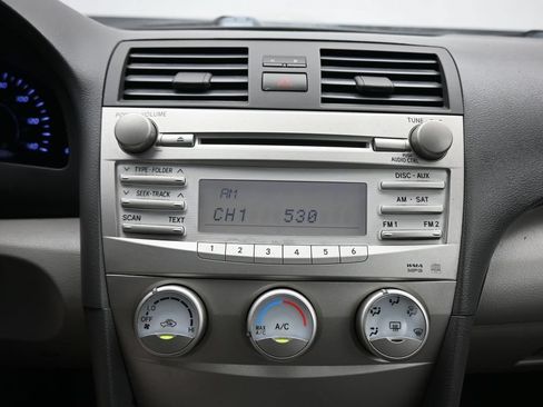 Used 2011 Toyota Camry LE FWD image 16