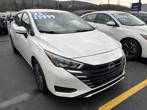 Used 2025 Nissan Versa SV image 2