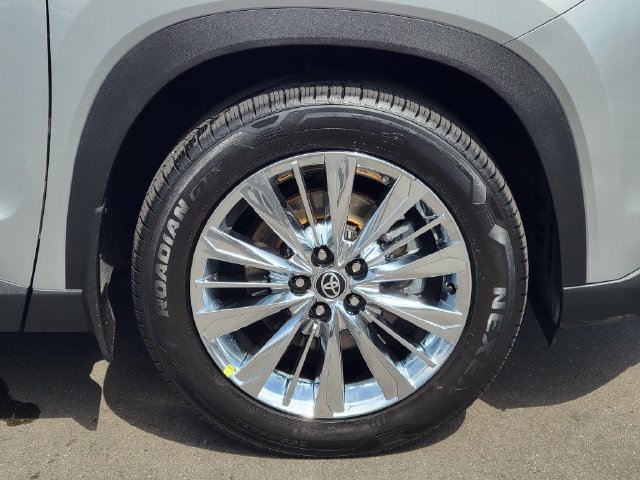 Used 2024 Toyota Grand Highlander AWD image 32