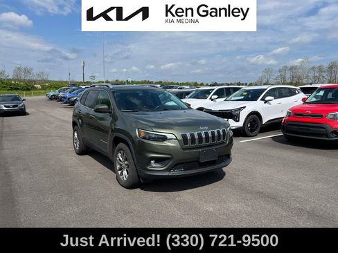 Used 2019 Jeep Cherokee Latitude Plus w/ Cold Weather Group AWD/4WD image 3