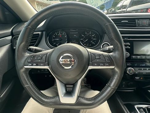 Used 2017 Nissan Rogue SV AWD/4WD image 11