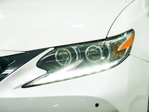 Used 2017 Lexus ES 300h w/ Luxury Package image 7