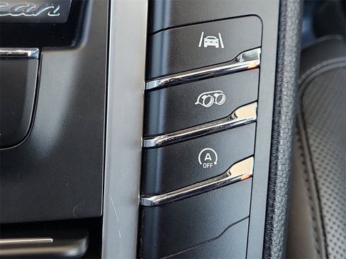 Used 2020 Porsche Macan Turbo image 30