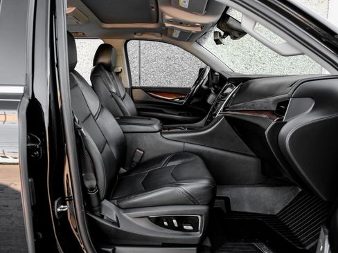 Used 2019 Cadillac Escalade ESV Premium Luxury image 32