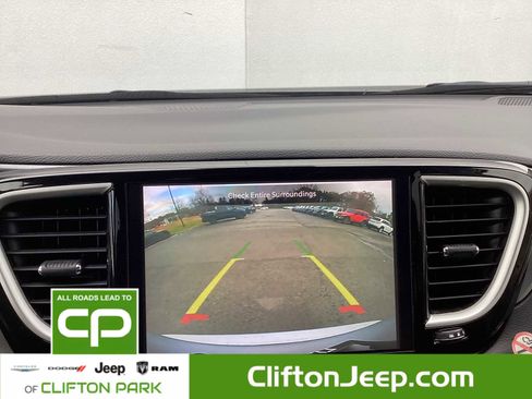 Certified 2024 Chrysler Pacifica Touring-L image 18