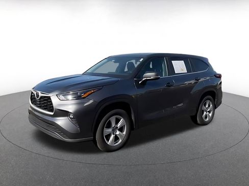 Used 2025 Toyota Highlander LE FWD image 8