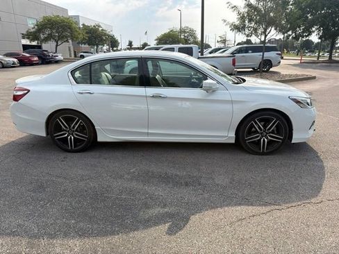 Used 2016 Honda Accord Touring image 2