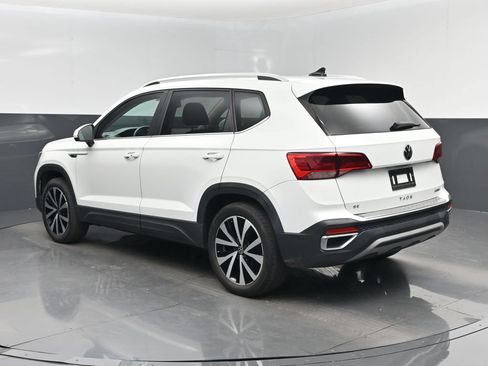 Used 2022 Volkswagen Taos SE FWD image 4