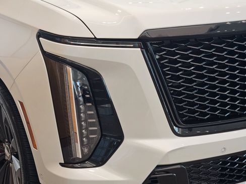Certified 2025 Cadillac Escalade ESV V AWD/4WD image 7