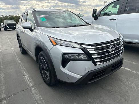 Used 2024 Nissan Rogue SV FWD image 2