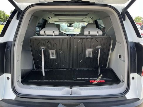 Used 2023 GMC Acadia SLT w/ Technology Package AWD/4WD image 10